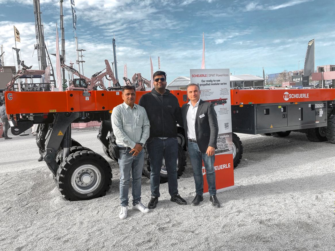 bauma-Exponat überzeugte: Noch während des Messebetriebs fiel die Entscheidung für Scheuerle PowerHoss Module. Von links: S. P. Singla Constructions Management Rohit Singla und Rajeev Kumar Singh, TII Area Manager Sales Jannick Mathieu. bauma-Exponat überzeugte: Noch während des Messebetriebs fiel die Entscheidung für Scheuerle PowerHoss Module. Von links: S. P. Singla Constructions Management Rohit Singla und Rajeev Kumar Singh, TII Area Manager Sales Jannick Mathieu.