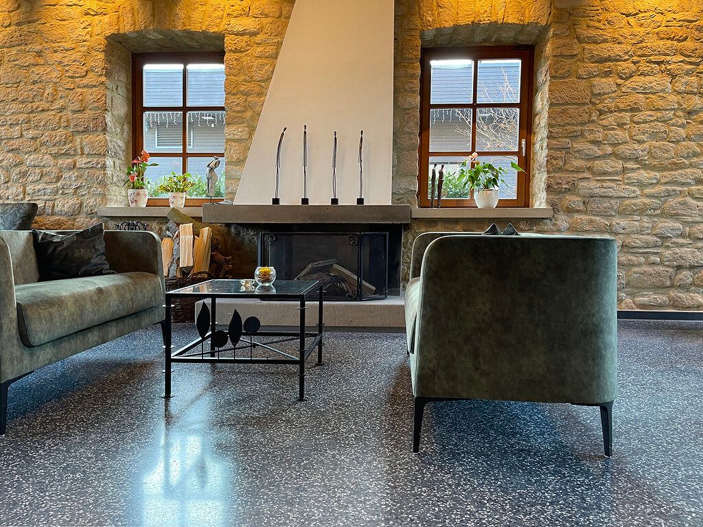 Geschliffener Terrazzoboden bringt neuen Glanz ins Bio- und Wellness-Hotel Menschels Vitalresort: Der Terrazzo wurde im Bereich der Rezeption und angrenzenden Weinbar auf einer in derGesamtfläche von 120 Quadratmetern mit nur zwei Dehnungsfugen aus Messing verlegt. Geschliffener Terrazzoboden bringt neuen Glanz ins Bio- und Wellness-Hotel Menschels Vitalresort: Der Terrazzo wurde im Bereich der Rezeption und angrenzenden Weinbar auf einer in derGesamtfläche von 120 Quadratmetern mit nur zwei Dehnungsfugen aus Messing verlegt.