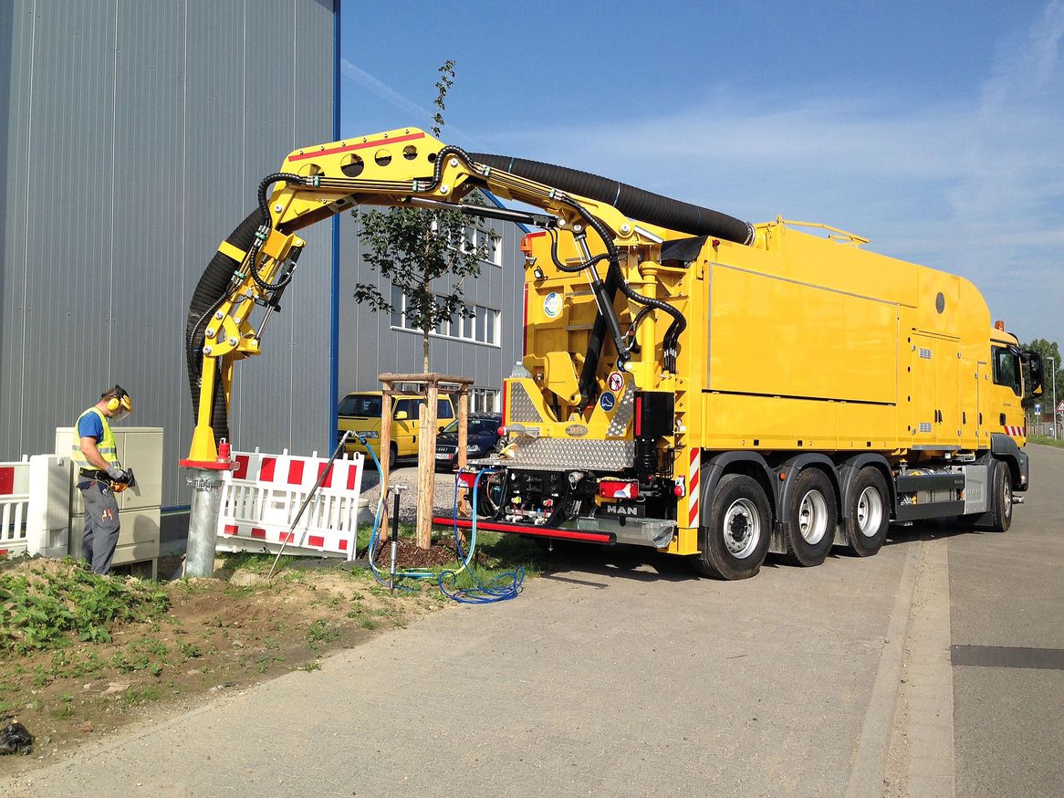 Beim Freilegen sensibler Infrastruktur ist der MTS DINO12 in seinem Element.