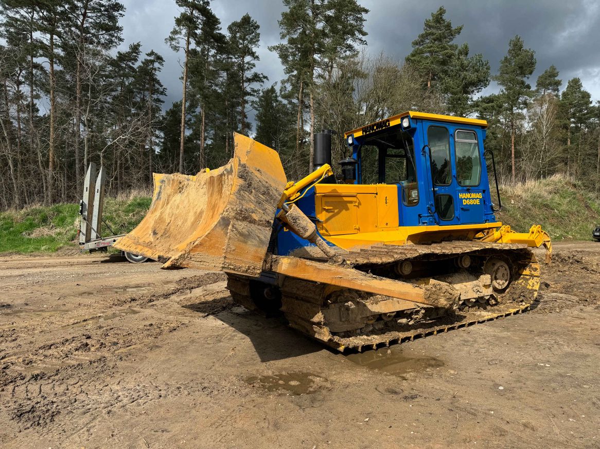 Das Chassis wurde demontiert, sandgestrahlt und neu lackiert, so dass die Raupe heute wieder in ihrer Originalfarbe beeindruckt. Das Chassis wurde demontiert, sandgestrahlt und neu lackiert, so dass die Raupe heute wieder in ihrer Originalfarbe beeindruckt.
