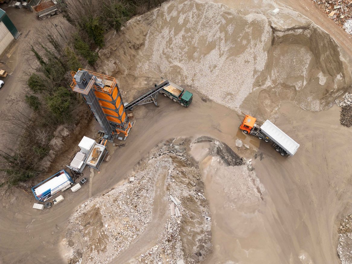 Die Kernkompetenz von neustark: dauerhafte Entfernung von CO₂ in Abbruchbeton. Vogelperspektive einer der CO2-Speicheranlagen in der Schweiz. Die Kernkompetenz von neustark: dauerhafte Entfernung von CO₂ in Abbruchbeton. Vogelperspektive einer der CO2-Speicheranlagen in der Schweiz.