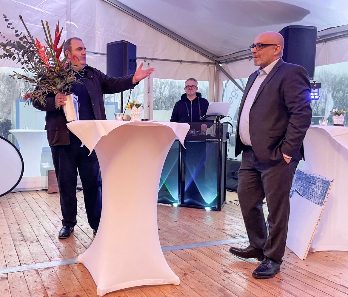 Blumen zum offiziellen Start am neuen Standort gab es von Alfons Horn, Vorsitzender der Wego-Geschäftsführung, für Alexander van Setten, Niederlassungsleiter in Oberhausen. Blumen zum offiziellen Start am neuen Standort gab es von Alfons Horn, Vorsitzender der Wego-Geschäftsführung, für Alexander van Setten, Niederlassungsleiter in Oberhausen.