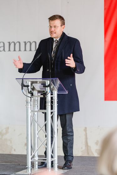 Bürgermeister Marcus König eröffnet die Presseveranstaltung mit einer Begrüßungsrede und informiert über die Zukunft von _The Q_ in Nürnberg