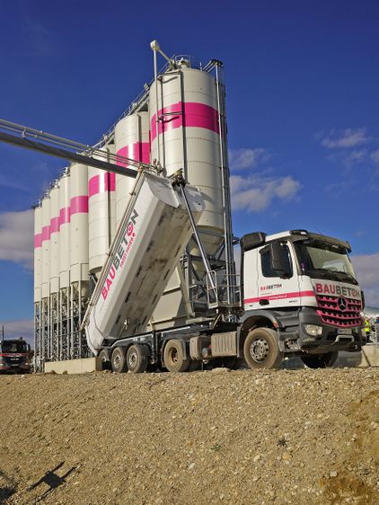 Derzeit noch per Kippsattel geliefert, stammt ein Großteil der Zuschlagstoffe aus dem nahe gelegenen Kieswerk Untersiebenbrunn, einem Bau Beton-Schwesterunternehnem innerhalb der SSK-Gruppe. Derzeit noch per Kippsattel geliefert, stammt ein Großteil der Zuschlagstoffe aus dem nahe gelegenen Kieswerk Untersiebenbrunn, einem Bau Beton-Schwesterunternehnem innerhalb der SSK-Gruppe.