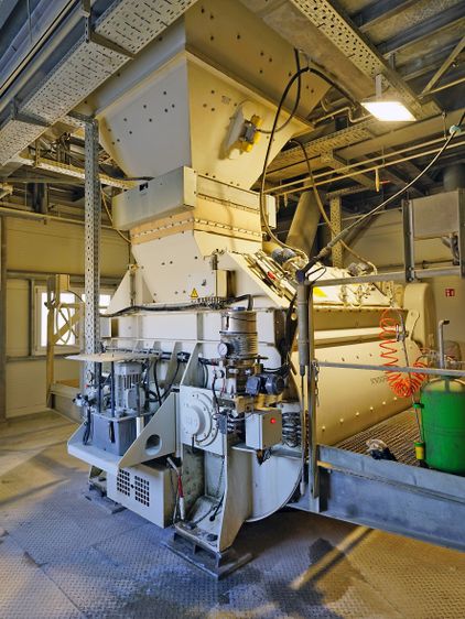 Maximal 165 m³/h Festbeton liefert der 4,5-m³-Doppelwellenmischer von BHS. Maximal 165 m³/h Festbeton liefert der 4,5-m³-Doppelwellenmischer von BHS.