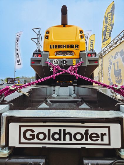 Ein Liebherr L550 auf dem universellen Goldhofer STZ-L4 mit Radmulden. Ein Liebherr L550 auf dem universellen Goldhofer STZ-L4 mit Radmulden.