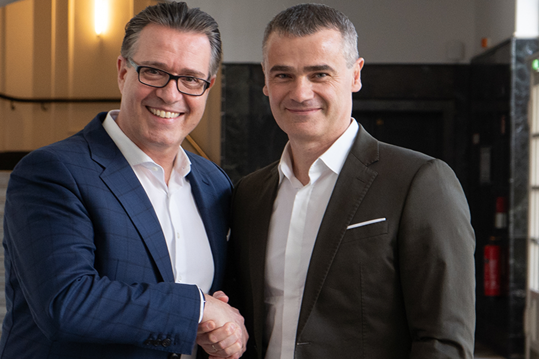 Der scheidende CEO von Axians Deutschland, Jacques Diaz (links), mit Burim Mirakaj, CEO Axians DACH & CEE (Central Eastern Europe). Der scheidende CEO von Axians Deutschland, Jacques Diaz (links), mit Burim Mirakaj, CEO Axians DACH & CEE (Central Eastern Europe).