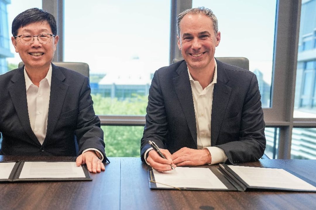 Young Liu, Chairman and CEO of Hon Hai Technology Group (Foxconn) and Cedrik Neike, CEO of Digital Industries and member of the Managing Board of Siemens AG sign a Memorandum of Understanding. Young Liu, Chairman and CEO of Hon Hai Technology Group (Foxconn) and Cedrik Neike, CEO of Digital Industries and member of the Managing Board of Siemens AG sign a Memorandum of Understanding.