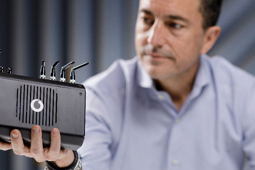 5G-Basisstation im Miniaturformat: Santiago Tenorio, Director Network Architecture bei der Vodafone Group, mit dem Prototyp eines 5G-Netzes, das auf einem kreditkartengroßen Raspberry Pi aufgebaut ist. 