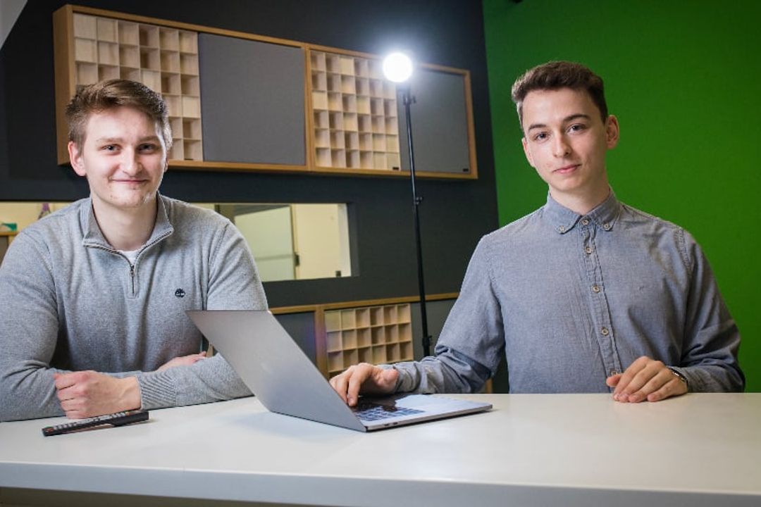 Machen KI mit kostenlosen Onlinekursen populär: openHPI-Dozenten Johannes Hötter (links) und Christian Warmuth. Machen KI mit kostenlosen Onlinekursen populär: openHPI-Dozenten Johannes Hötter (links) und Christian Warmuth.