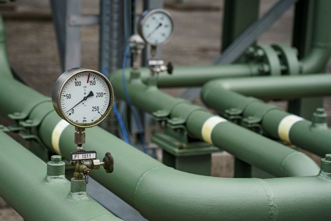 Measuring insturments indicate the line pressure of pipelines in a gas storage facility. Panic is spreading in parts of the German economy due to the rapid rise in gas and electricity prices.