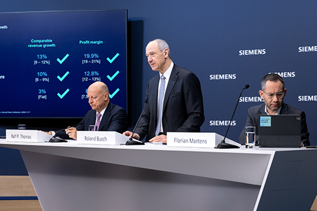 Siemens presents the business figures for 2022 (from left): CFO Ralf P. Thomas, CEO Roland Busch and Press Spokesman Florian Martens. Siemens presents the business figures for 2022 (from left): CFO Ralf P. Thomas, CEO Roland Busch and Press Spokesman Florian Martens.