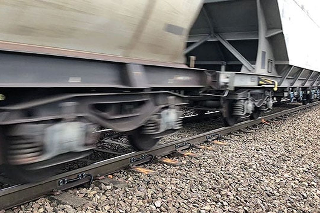 Dynamic weight measurement in freight transport