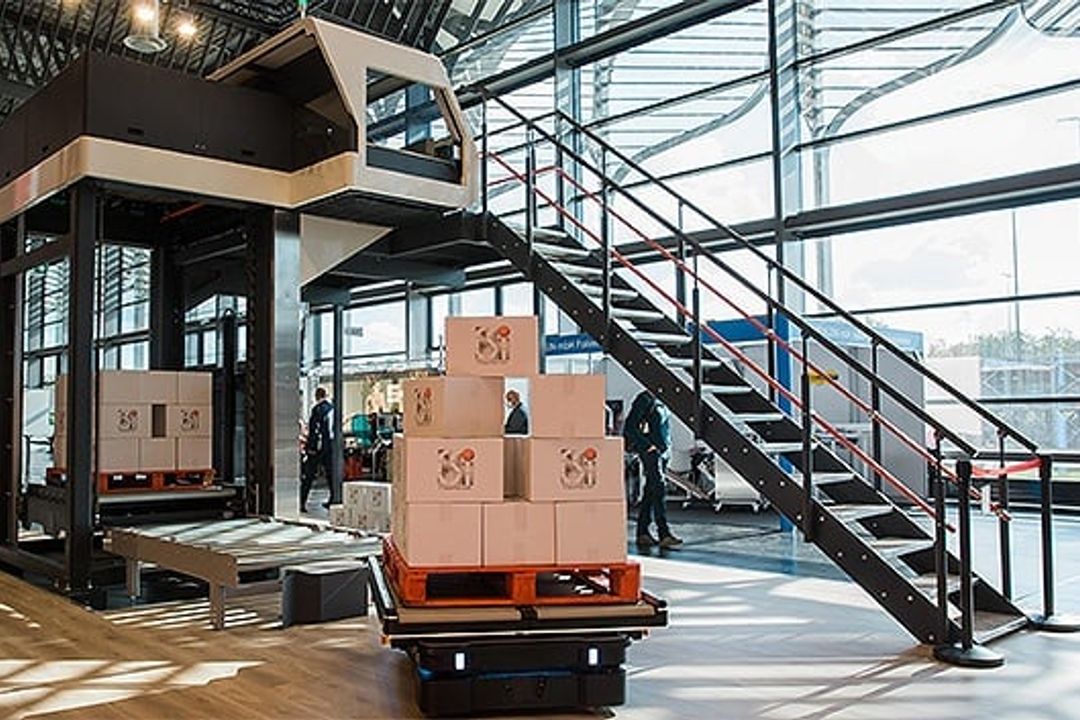 The aim of the collaboration between Mobile Industrial Robots (MiR) and CSi palletizing is to speed up the internal material flow in companies. The companies presented an initial solution at Fachpack 2021. The aim of the collaboration between Mobile Industrial Robots (MiR) and CSi palletizing is to speed up the internal material flow in companies. The companies presented an initial solution at Fachpack 2021.