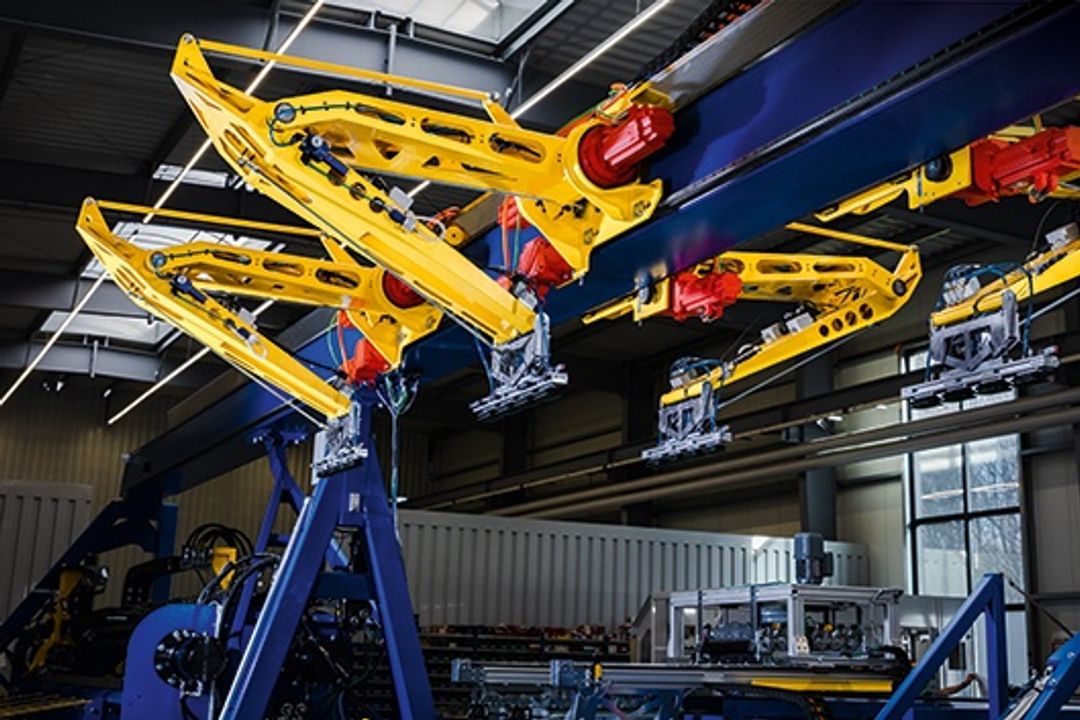 SEW-Eurodrive: Four Scara robots work on one axis. SEW-Eurodrive: Four Scara robots work on one axis.