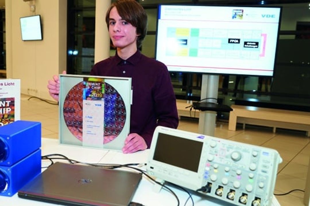Finn Liebner from Kirchzarten with his project 'Data-rich light'.jpg Finn Liebner from Kirchzarten with his project 'Data-rich light'.jpg