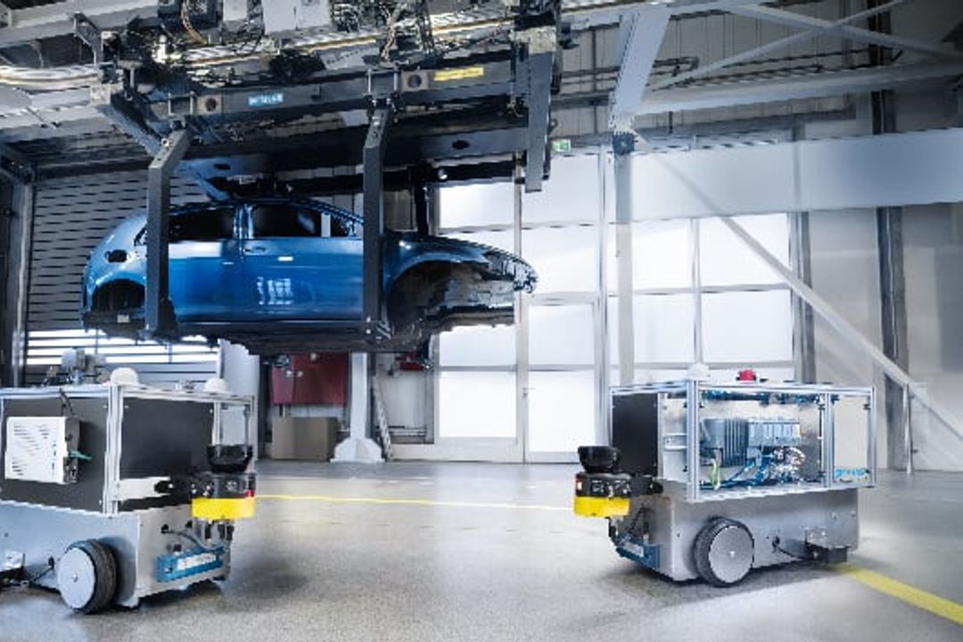 Siemens and Qualcomm have jointly installed a private 5G network in the 3.7/3.8 GHz frequency band in the Siemens Automotive Showroom and Test Center in Nuremberg. Siemens and Qualcomm have jointly installed a private 5G network in the 3.7/3.8 GHz frequency band in the Siemens Automotive Showroom and Test Center in Nuremberg.