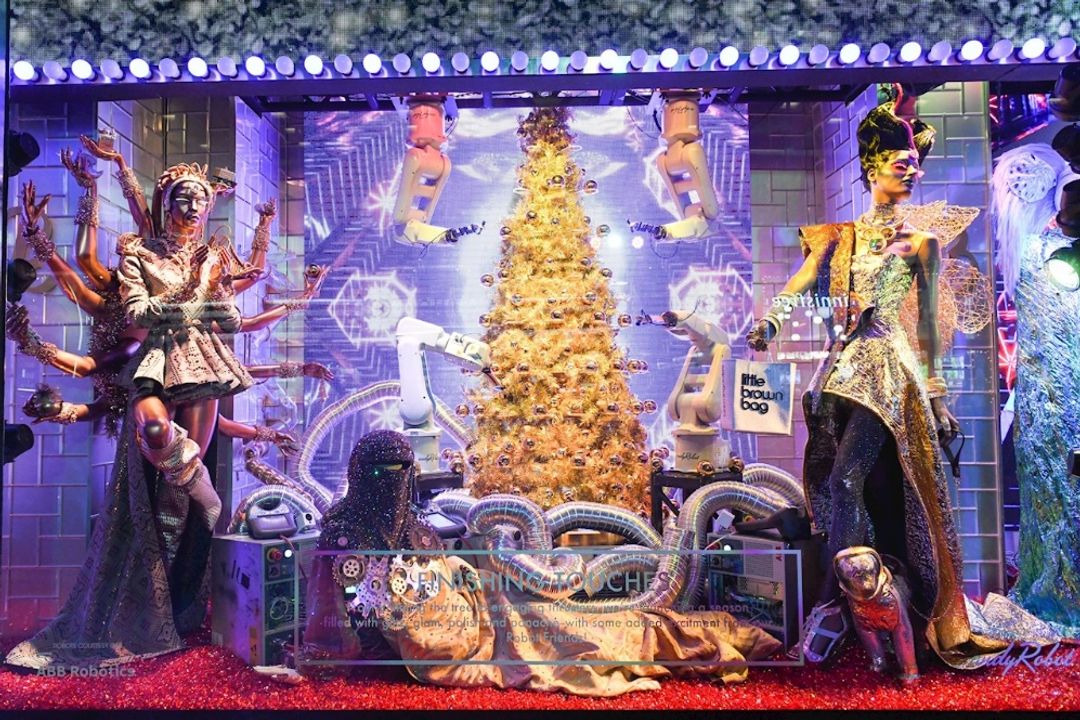 ABB robots decorate Christmas tree at Bloomingdale's. ABB robots decorate Christmas tree at Bloomingdale's.