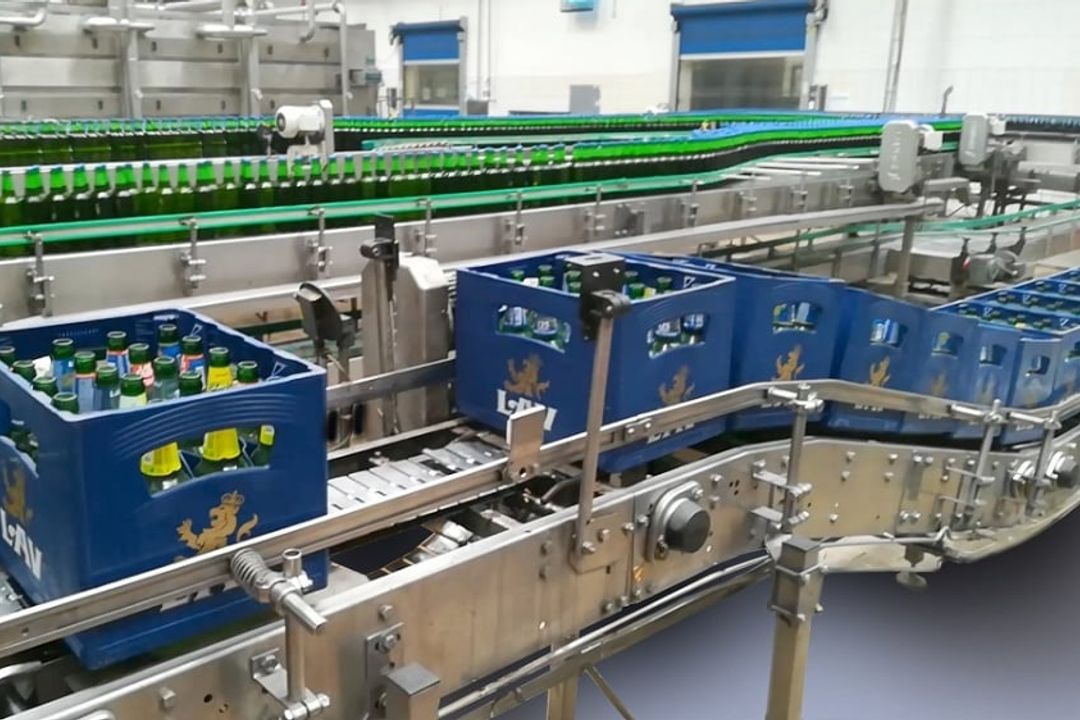 In contrast to conventional image processing systems, modern laser scanners not only check the completeness of the empties - they also determine whether the correct type of bottle is in the crate. In contrast to conventional image processing systems, modern laser scanners not only check the completeness of the empties - they also determine whether the correct type of bottle is in the crate.