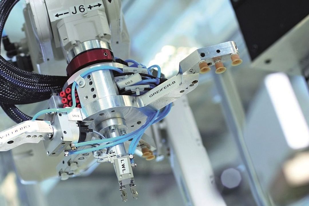 Automatically detecting all IO-Link devices in a machine, automatically downloading their device descriptions and being able to parameterize and monitor them over their entire life cycle independently of the control system and fieldbus - a special