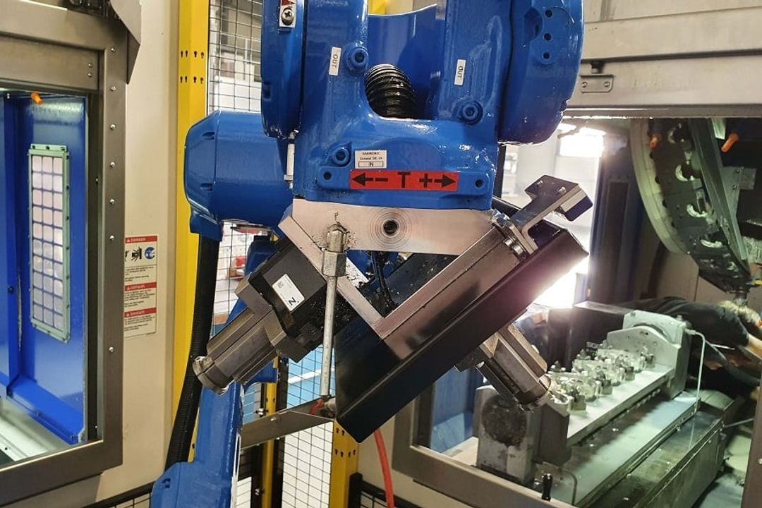 The robot enters the two machines from the side via special automation doors, making them fully accessible to the operator via the front doors for set-up processes and small batches. The right-angled arrangement ensures short distances. The robot enters the two machines from the side via special automation doors, making them fully accessible to the operator via the front doors for set-up processes and small batches. The right-angled arrangement ensures short distances.