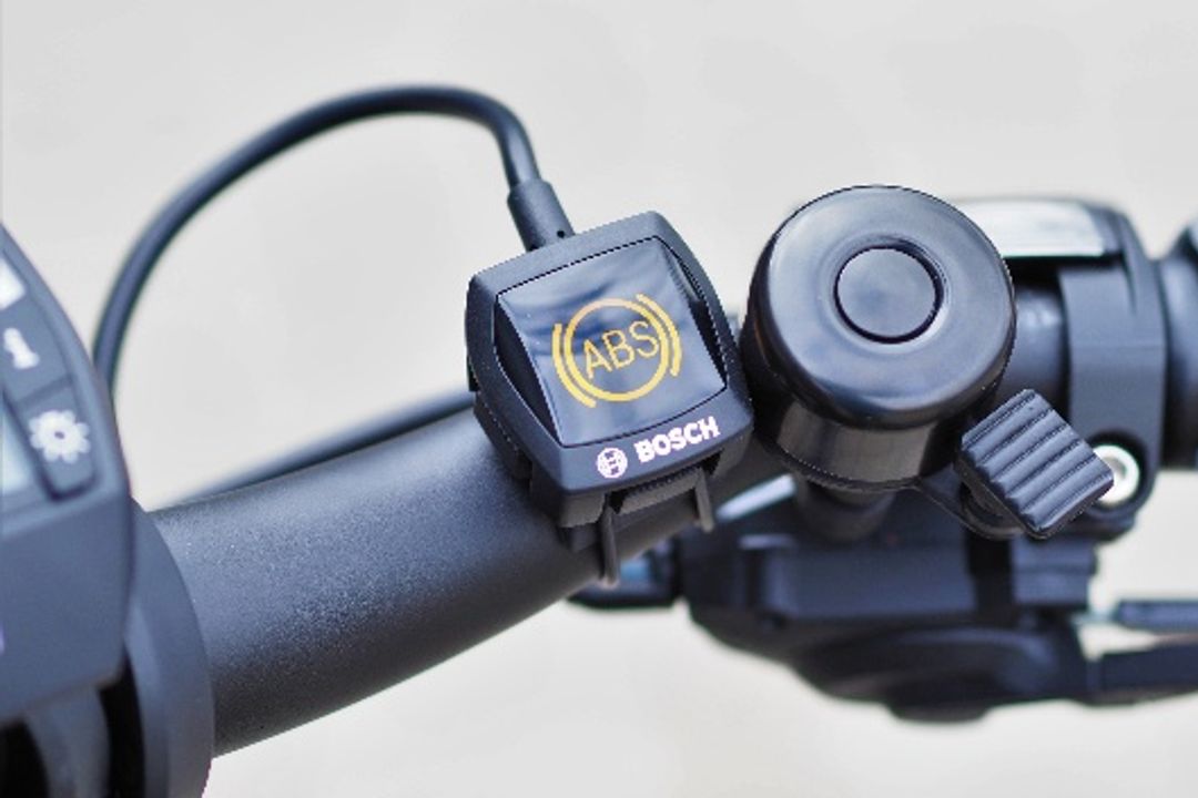 The ABS indicator light on the handlebars shows that the ABS system is ready for use. The ABS indicator light on the handlebars shows that the ABS system is ready for use.