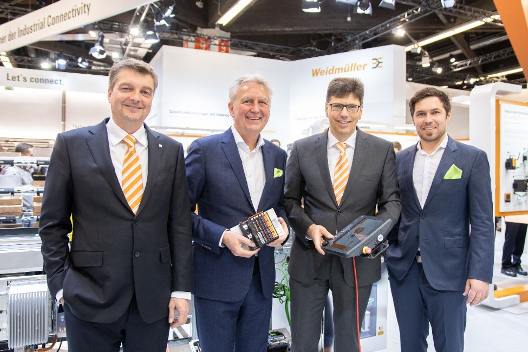 Am Stand von Weidmüller Am Stand von Weidmüller