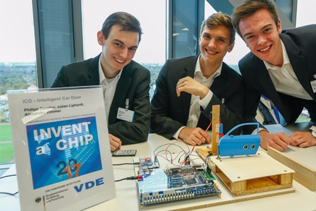 Invent-a-Chip prizewinners Alexander Zimmer, Julian Liphardt and Philipp Deuster with the intelligent car door they developed Invent-a-Chip prizewinners Alexander Zimmer, Julian Liphardt and Philipp Deuster with the intelligent car door they developed