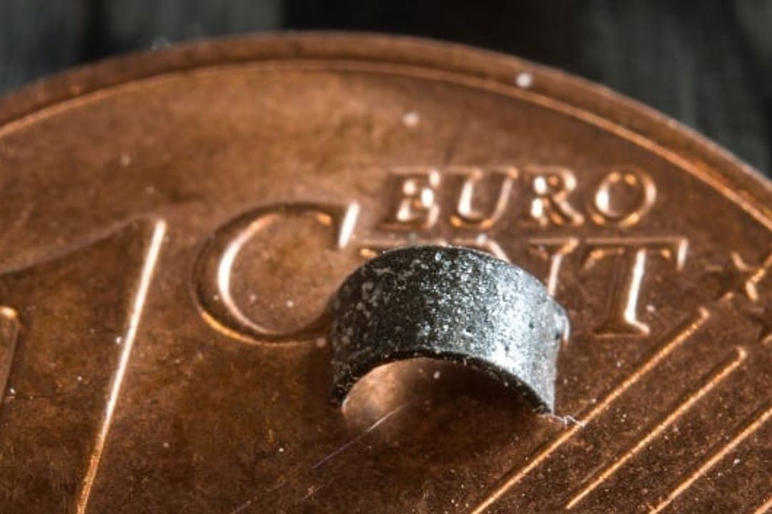 A mini-robot lies on a cent piece in a laboratory at the Max Planck Institute for Intelligent Systems. A mini-robot lies on a cent piece in a laboratory at the Max Planck Institute for Intelligent Systems.