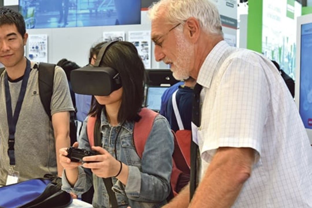 Besucher auf der Sensor+Test