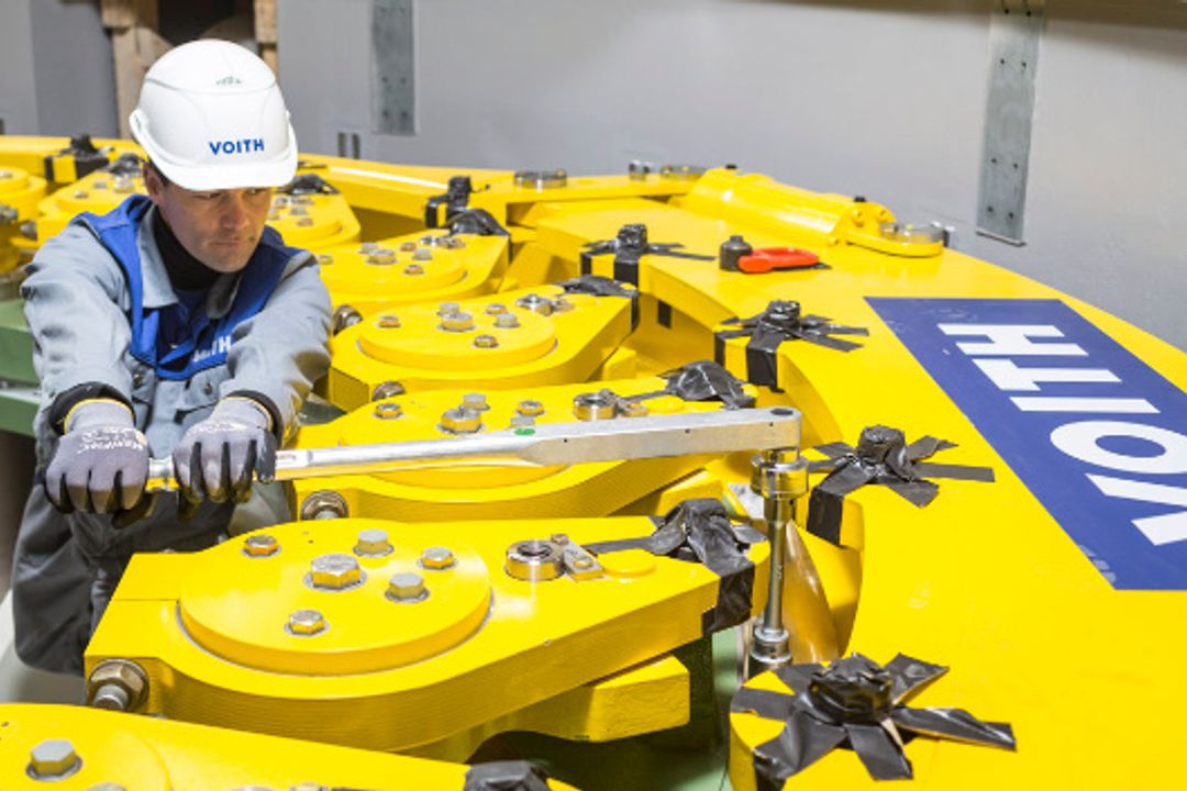 Service Arbeiten für das Wasserkraftwerk durch Voith
