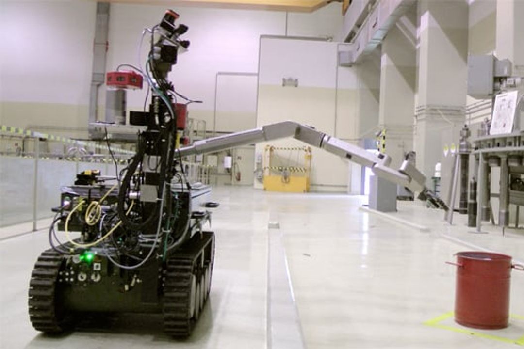 Roboter des FKIE beim Einsammeln der readioaktiven Probe