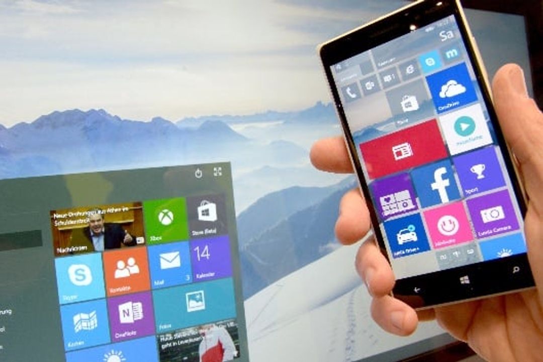 Windows 10 auf Computerbildschirm und Smartphone Windows 10 auf Computerbildschirm und Smartphone