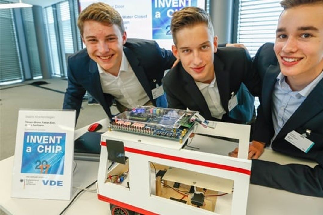 Die Invent-a-Chip-Preisträger Tilmann Bruns, Fabian Eich und Justus Kaufmann mit ihrer entwickelten innovativen Krankenliege
