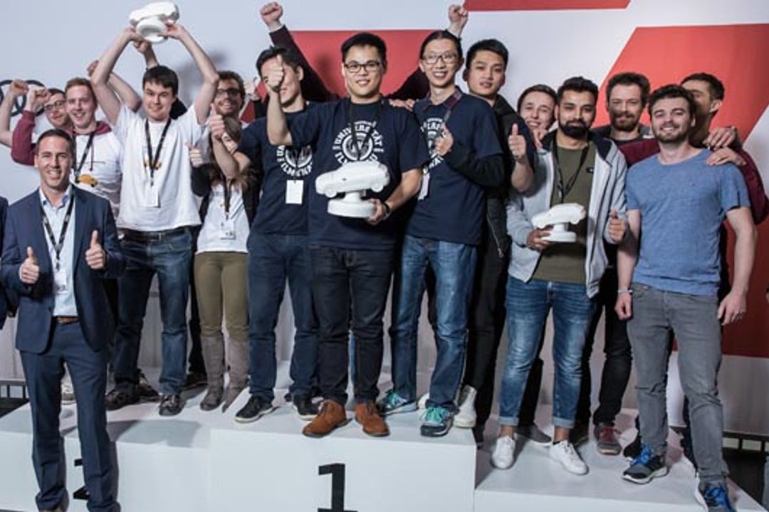 Audi Autonomous Driving Cup 2017: Peter Mertens, Vorstand für Technische Entwicklung (links) mit den Gewinnern-Teams.