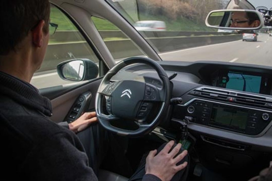 Hochautomatisiert von Paris nach Amsterdam fuhren zwei Citroën C4 Picasso. Hochautomatisiert von Paris nach Amsterdam fuhren zwei Citroën C4 Picasso.