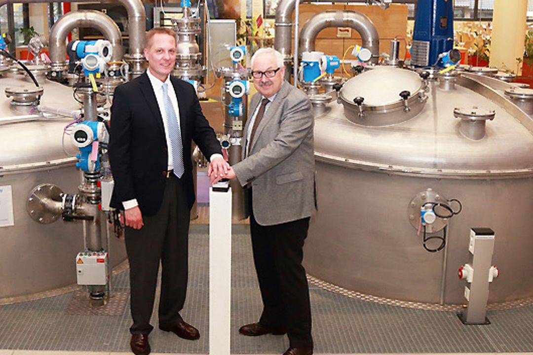 Frank Kulaszewicz von Rockwell Automation und Michael Ziesemer von Endress+Hauser in der neuen Messtechnik-Testanlage in Maulburg Frank Kulaszewicz von Rockwell Automation und Michael Ziesemer von Endress+Hauser in der neuen Messtechnik-Testanlage in Maulburg
