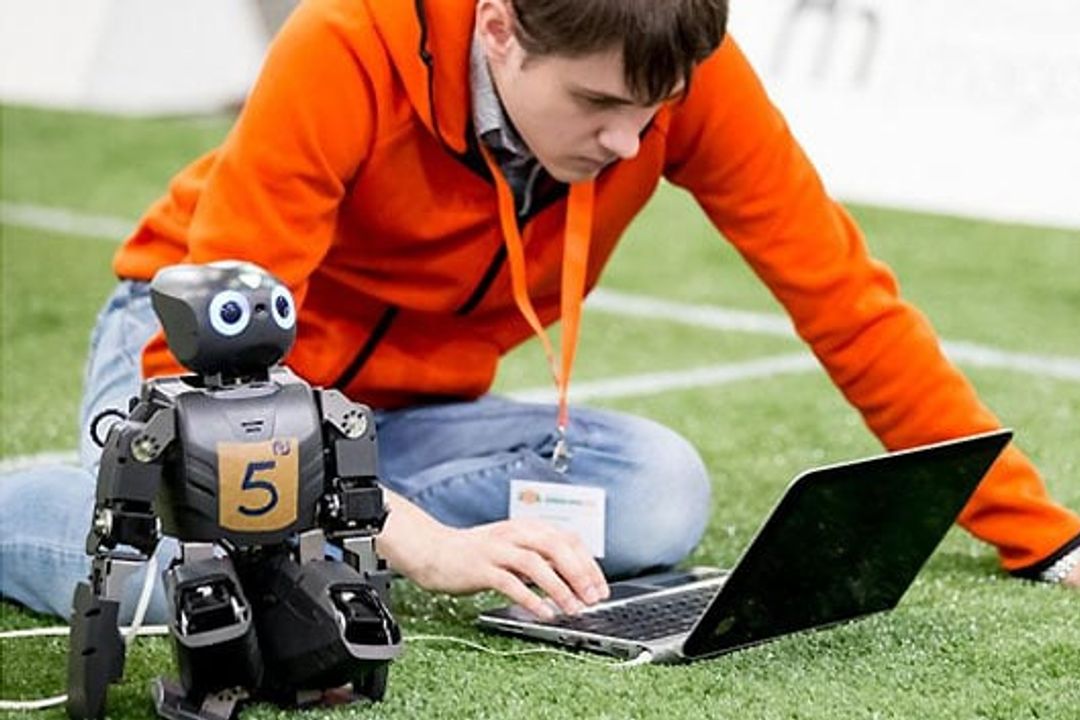 Roboter und Programmierer auf der RoboCup 2016 Roboter und Programmierer auf der RoboCup 2016