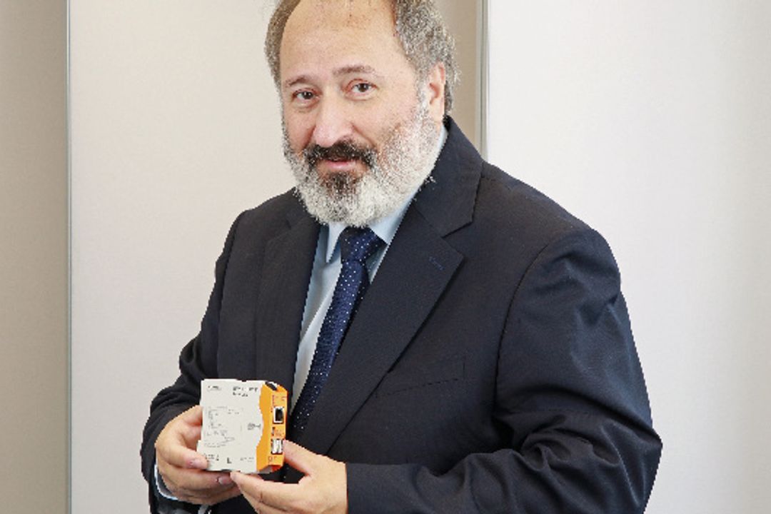 de Haas mit Revolution-Pi-Gerät de Haas mit Revolution-Pi-Gerät