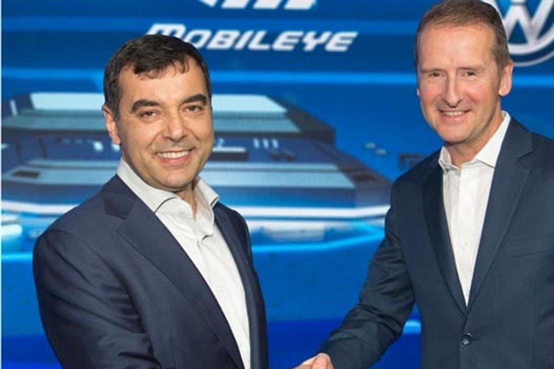 Prof. Amnon Shashua, Vorstandsvorsitzender und technischer Direktor von Mobileye (links) und Dr. Herbert Diess, Vorstandsvorsitzender der Marke Volkswagen bei der Vereinbarung zur Erstellung neuer Navigationsdaten. Prof. Amnon Shashua, Vorstandsvorsitzender und technischer Direktor von Mobileye (links) und Dr. Herbert Diess, Vorstandsvorsitzender der Marke Volkswagen bei der Vereinbarung zur Erstellung neuer Navigationsdaten.