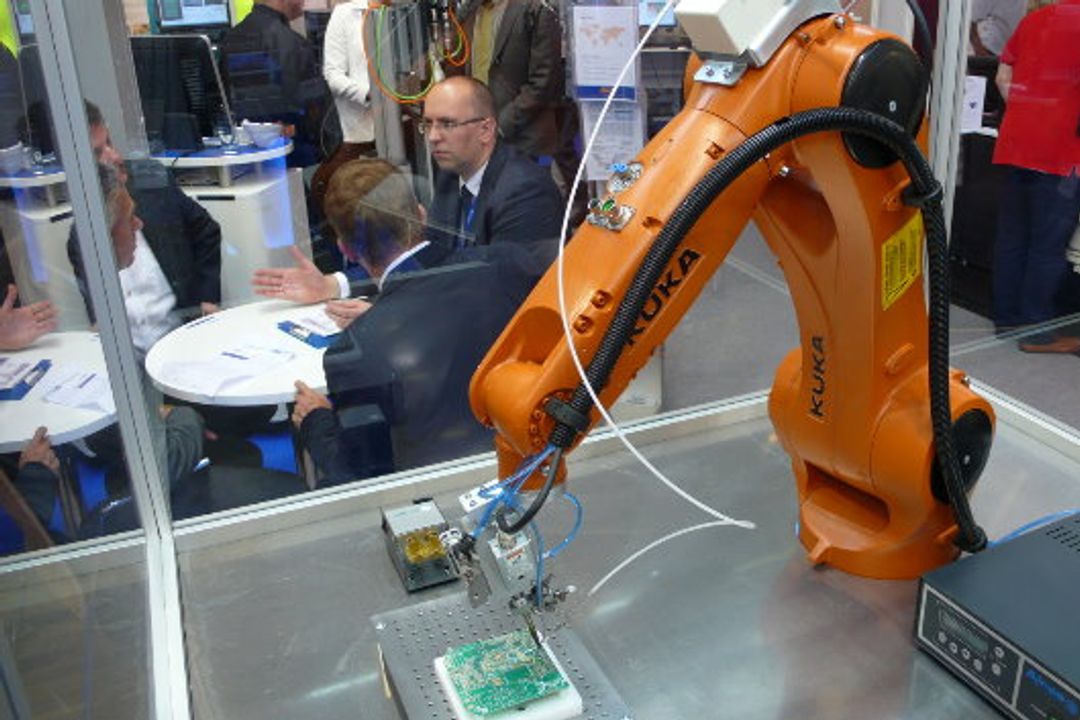 Der Kleinroboter »KR Agilus« von Kuka (Halle A2, Stand 534) eignet sich für viele Anwendungen in der Elektronikfertigung. Er ist mit fünf oder sechs Achsen erhältlich. Hier … Der Kleinroboter »KR Agilus« von Kuka (Halle A2, Stand 534) eignet sich für viele Anwendungen in der Elektronikfertigung. Er ist mit fünf oder sechs Achsen erhältlich. Hier …