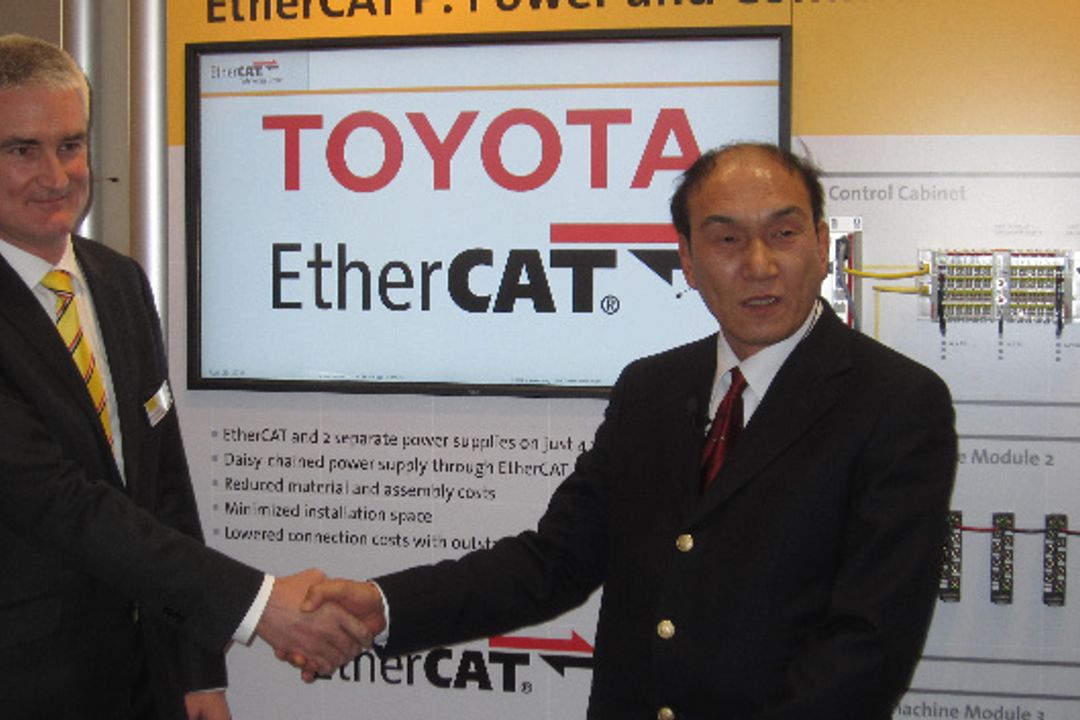 Morihiko Ohkura (rechts) von der Toyota Motor Corporation und Martin Rostan, Executive Director der ETG, auf der Hannover Messe 2016. 