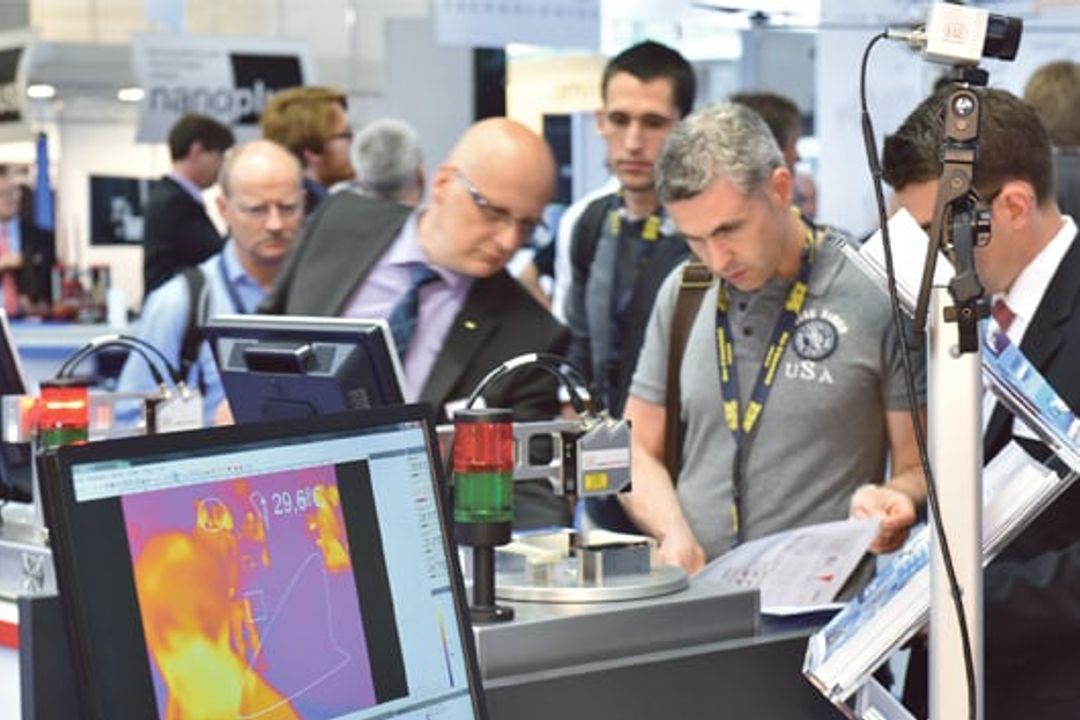 Besucher auf der Sensor+Test