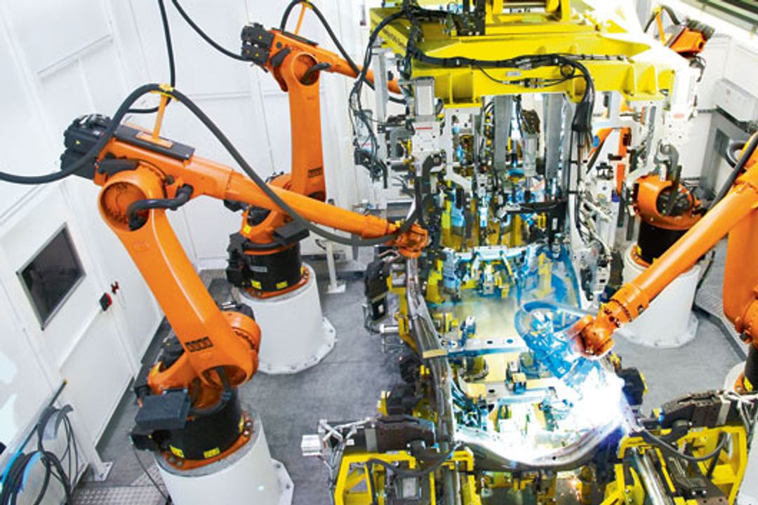 Für die Steuerung mehrerer Fertigungsroboter, deren Bewegungsablauf aufeinander abgestimmt sein muss, sind Echtzeitanforderungen zwingend erforderlich. Für die Steuerung mehrerer Fertigungsroboter, deren Bewegungsablauf aufeinander abgestimmt sein muss, sind Echtzeitanforderungen zwingend erforderlich.