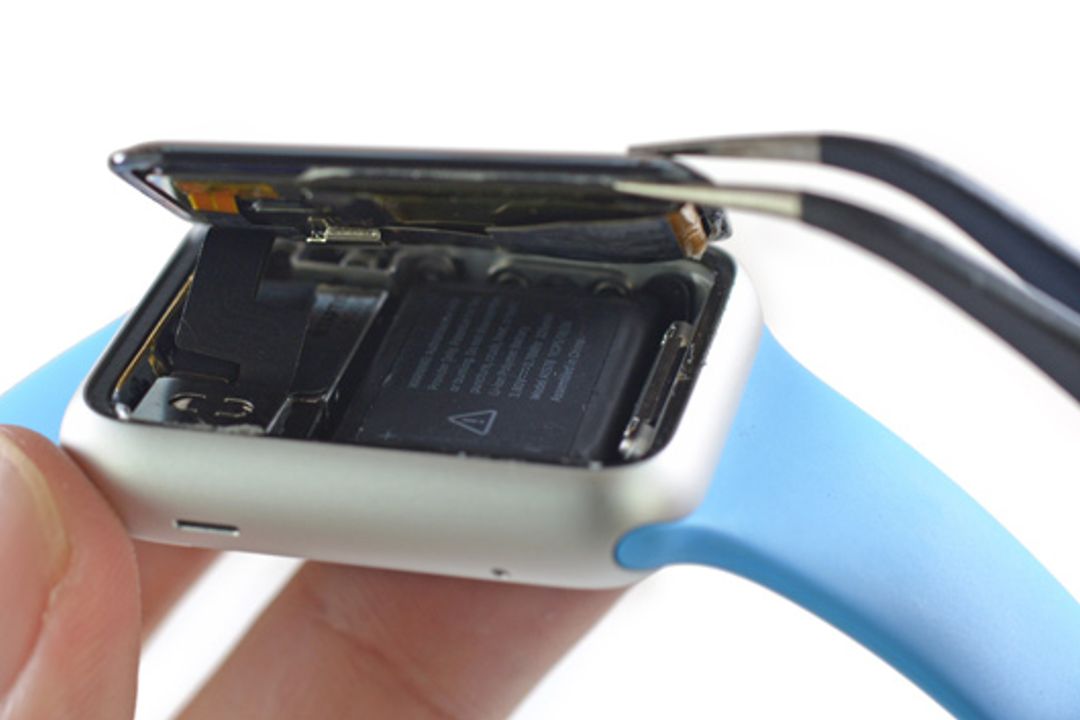 Die Abdeckung der Apple Watch Sport wird geöffnet Die Abdeckung der Apple Watch Sport wird geöffnet