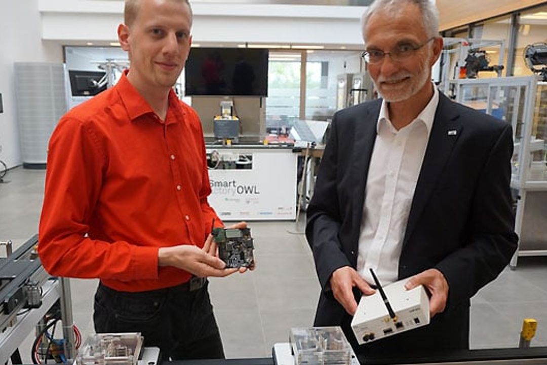 Daniel Töws und Prof. Uwe Meier vom inIT mit industriellen Funkanwendungen