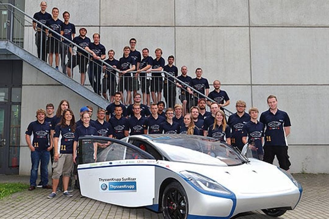 Studenten-Team der Hochschule Bochum mit dem ThyssenKrupp SunRiser