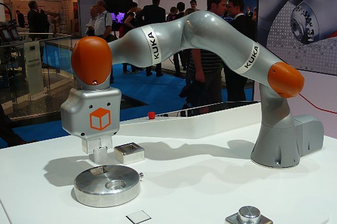 Der Roboterarm des »LBR iiwa« lässt sich mit verschiedenen Greifhänden bestücken - etwa für die Positionierung quadratischer Bauteile ...