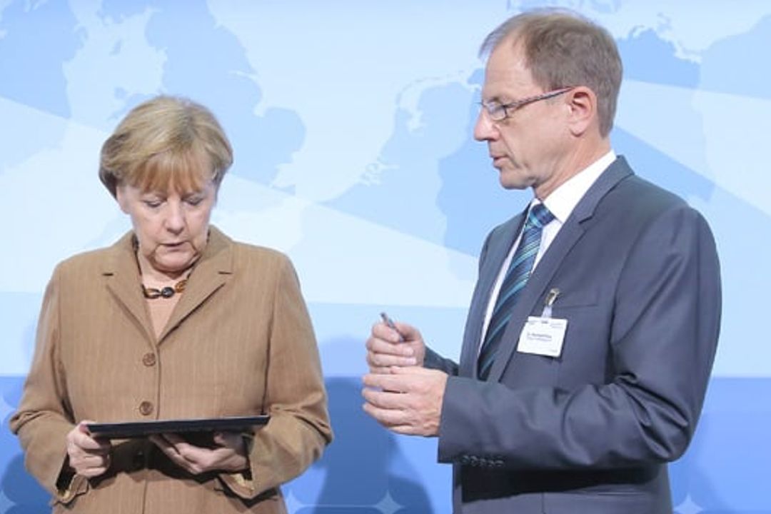 Infineon-CEO Dr. Reinhard Ploss mit Budneskanzlerin Angela Merkel. Infineon-CEO Dr. Reinhard Ploss mit Budneskanzlerin Angela Merkel.