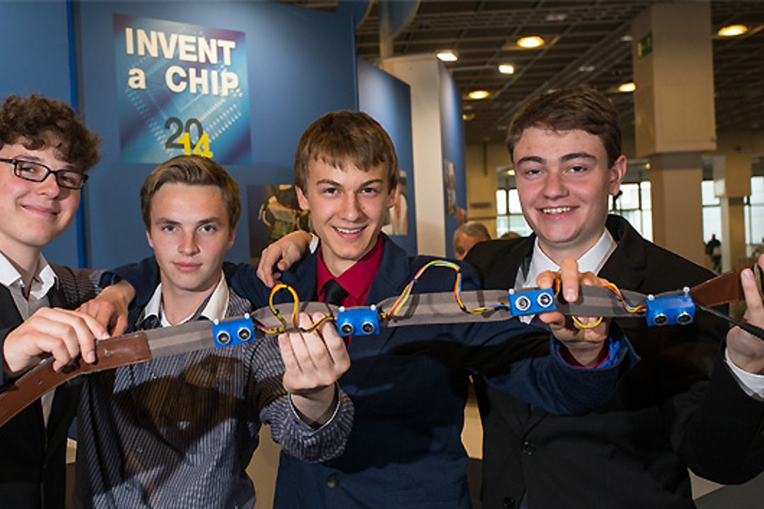 Paul Hubweber, Denis Martens, Silvio Nießner und Max Bergmann, Preisträger des ersten Platzes im Invent-a-Chip-Wettbewerb